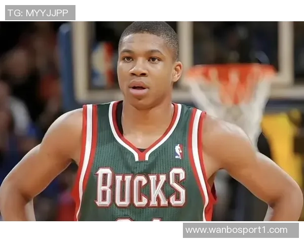 字母哥身穿43号球衣训练双臂肌肉线条惊艳全场引发热议